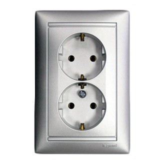 Розеточный блок Legrand Valena Classic 2x2K+3 на винтах, алюминий 770100