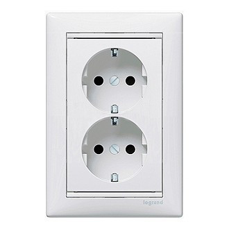 Розеточный блок Legrand Valena Classic 2x2K+3 на винтах, белая 774400