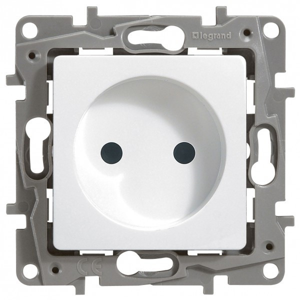 Розетка силовая Legrand Etika 2K со шторками, белая 672234