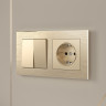 Розетка с заземлением и шторками (шампань) W1171111