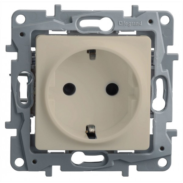 Розетка силовая Legrand Etika 2K+3 со шторками, на винтах, слоновая кость 672322